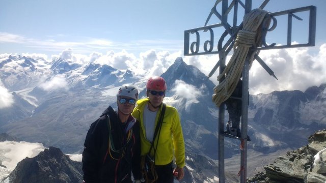 Na vrcholu Dent Blanche s Petrem. V pozadí majestátní Matterhorn.
